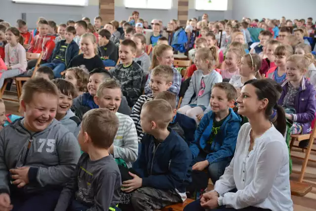 Tłumy maluchów na przedstawieniu teatralnym dla dzieci w Krzywiniu