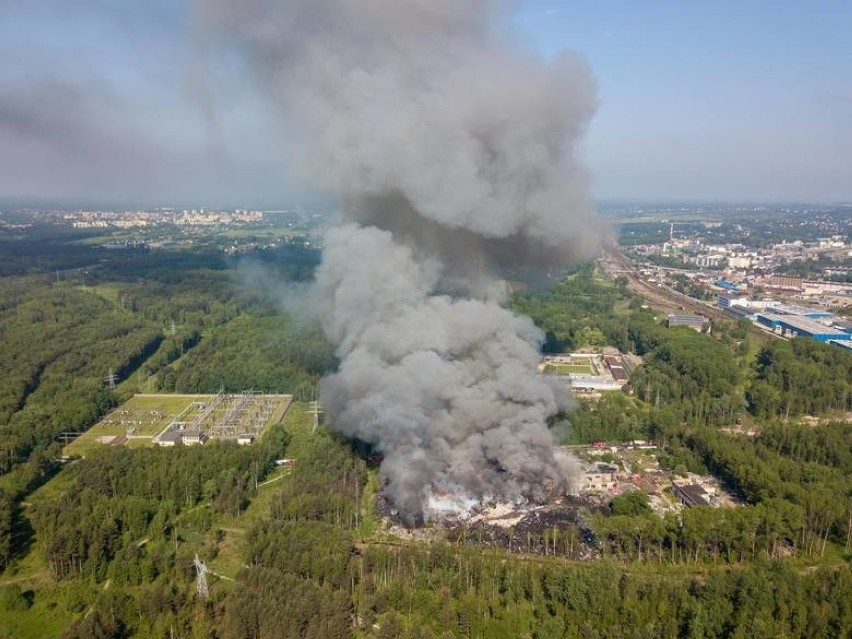 Podpalacze składowiska opon w Trzebini zostali zatrzymani. Są teraz przesłuchiwani w prokuraturze