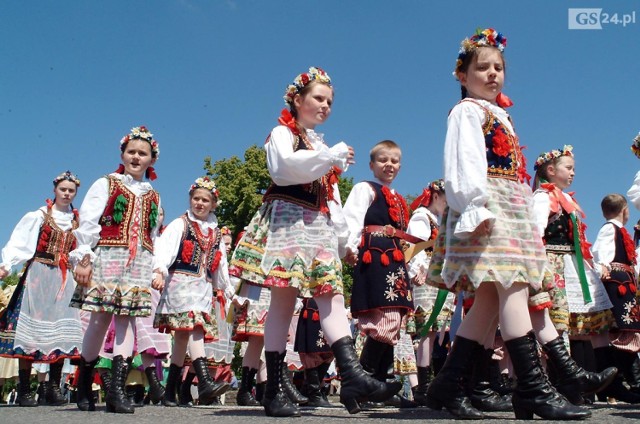 Zobaczcie zdjęcia z folkloru w Pyrzycach. Co roku podczas imprezy można podziwiać na scenie ludowe zespoły z całej Europy, a nawet świata. 

Zobacz też:

Zespół Mazowsze - 70 lat na scenie. Co warunkuje ich sukces?
