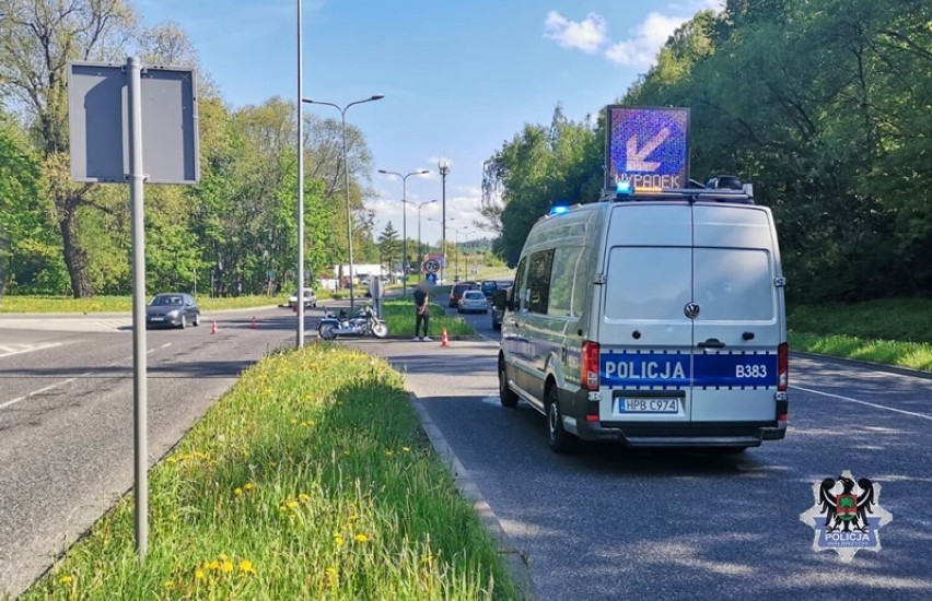 Wałbrzych: Zderzenie samochodu osobowego i motocykla na ul. Bystrzyckiej