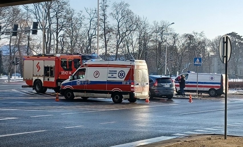 Wrocław: Wypadek karetki przy obwodnicy śródmiejskiej. Auto jechało "na sygnałach" [ZDJĘCIA]