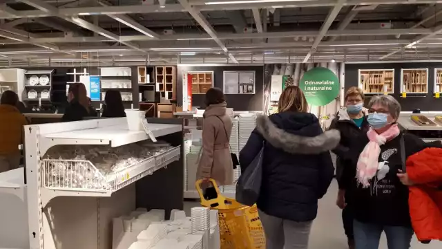 IKEA podczas lockdownu jest otwarta. W sobotę, 20 marca, klienci przyjechali na zakupy. 

Zobacz kolejne zdjęcia. Przesuń zdjęcia w prawo - wciśnij strzałkę lub przycisk NASTĘPNE