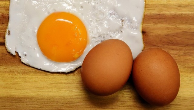 Jajka są jednym z najczęściej spożywanych produktów w diecie wielu ludzi. Nic dziwnego, ponieważ są one bogatym źródłem biała i  innych pozytywnych wartości. Jajecznica, omlet czy szakszuka, to tylko jedne z wielu propozycji ich podania na śniadanie. Mogą być dodatkiem do licznych potraw i przyrządzane na różne sposoby. Jednak niektóre osoby nie powinny spożywać ich w dużej ilości. W naszej galerii dowiesz się, jakie jajka mają właściwości. ▶▶