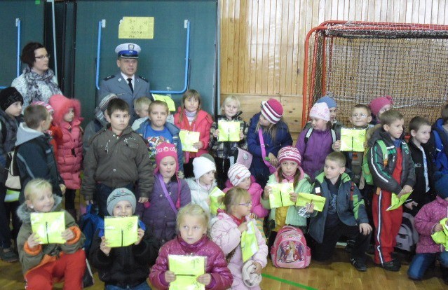 Wizyta policjantów w szkole podstawowej w Kończewicach. Dzieci dostały kamizelki odblaskowe
