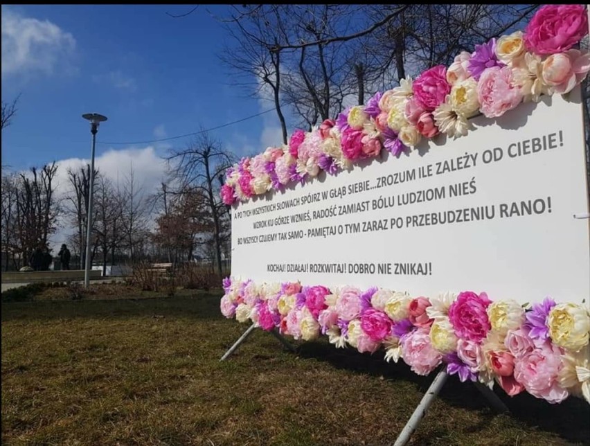 Borek Wielkopolski. Happening zachęca mieszkańców do dzielenia się serdecznością i dobrymi emocjami. Hasła o życzliwości są w parku ZDJĘCIA