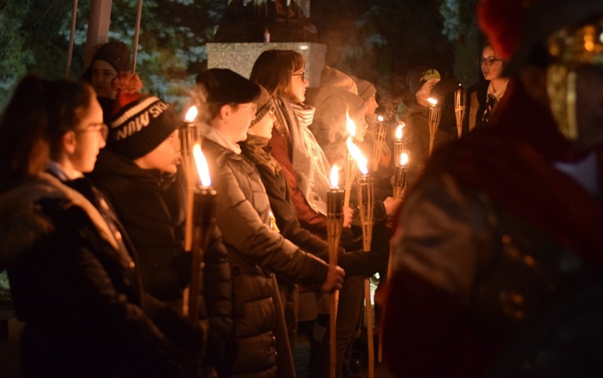 Tłumy mieszkańców Jarosławia na drodze krzyżowej. W piątek wieczorem wierni przeszli ulicami miasta [ZDJĘCIA]