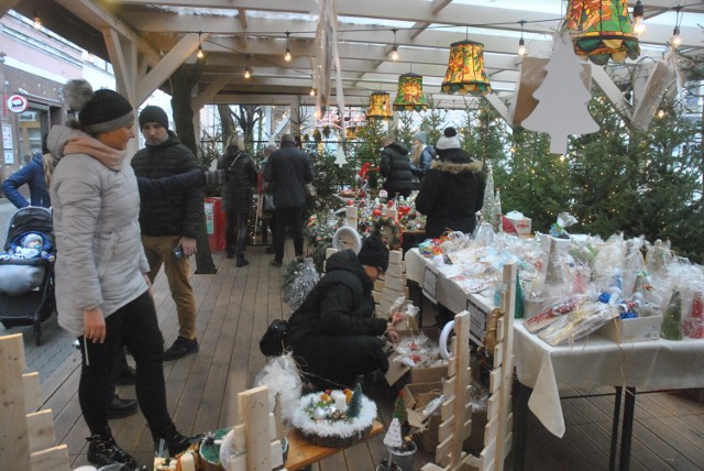 LESZNO. Jarmark bożonarodzeniowy NGO na Rynku w Lesznie. Organizacje zbierają pieniądze i promują swoją działalność