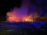 Nocny pożar stodoły w Lasowicach Wielkich. Budynek spłonął całkowicie. Strażacy musieli bronić przed ogniem pobliski dom