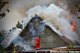 Pożar w Podgórzynie pod Żninem. W sercu wsi spalił się budynek gospodarczy [zdjęcia] 