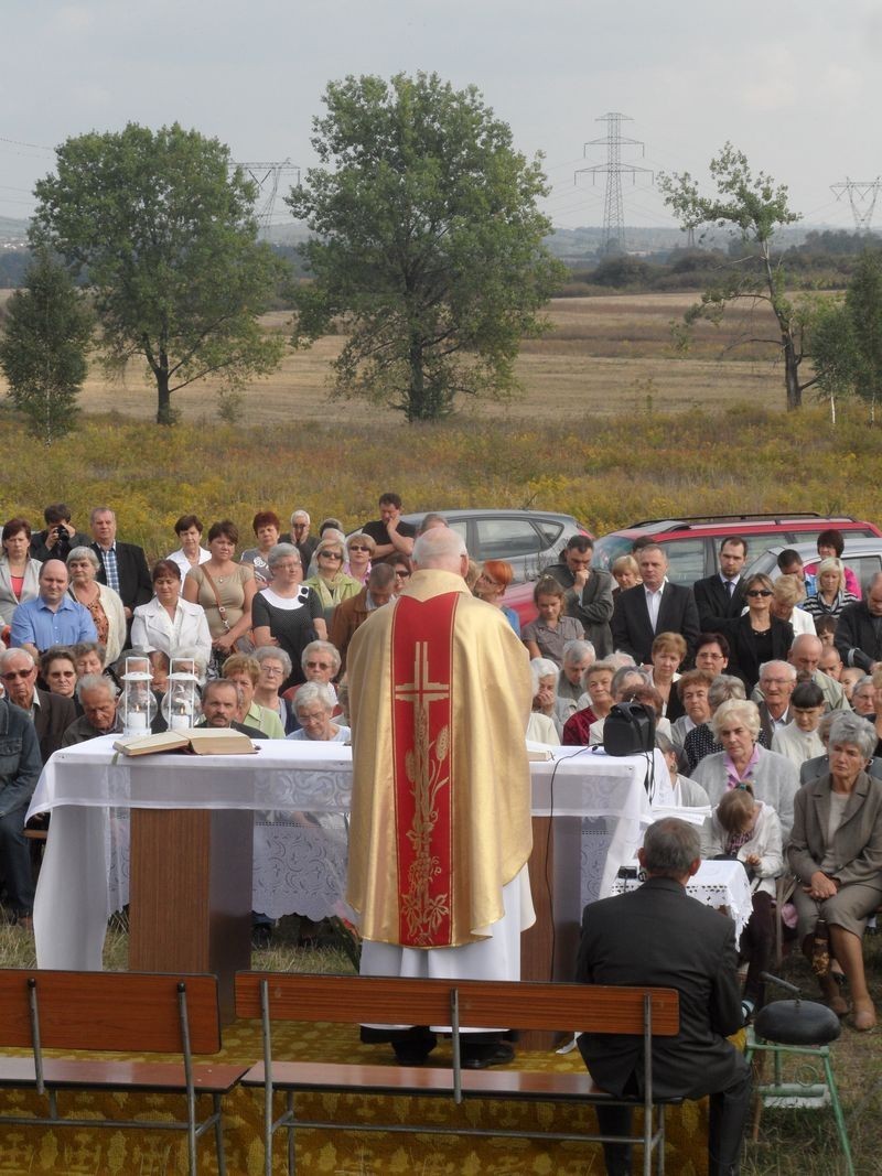 W Jaworznie na Równej Górce odbyła się msza polowa. Jaworznianie zebrali się pod krzyżem [ZDJĘCIA]