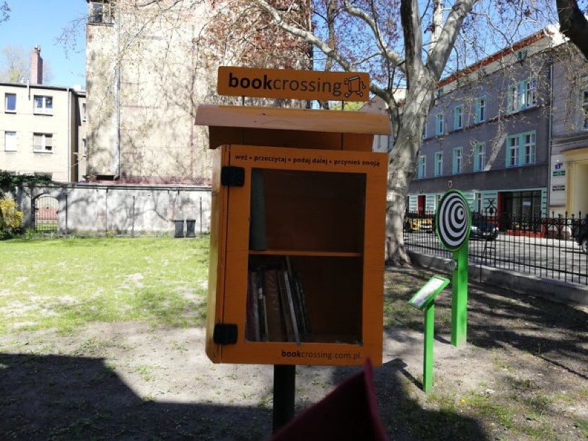 Książki możemy brać z szafy bookcrossingowej przy ul....