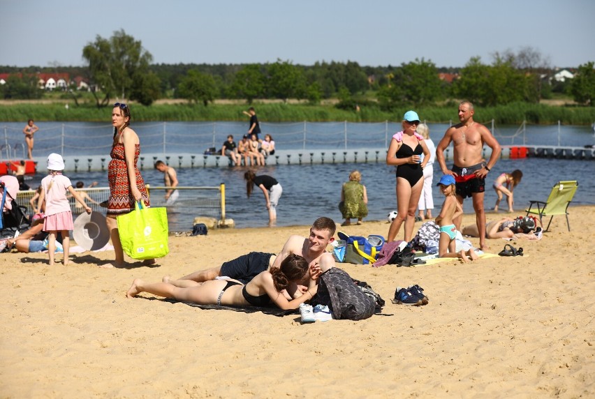 Upał w Piotrkowie, ludzie szukają ochłody na  Słoneczku i Bugaju. ZDJĘCIA