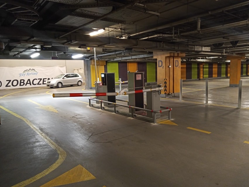 Nowy Sącz. Galeria Trzy Korony wprowadziła płatny parking podziemny i szlabany przy wjeździe. Pierwsze trzy godziny są darmowe