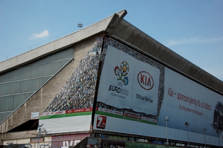 Hala Olivia została zasłonięta wielką reklamą sponsora Euro 2012