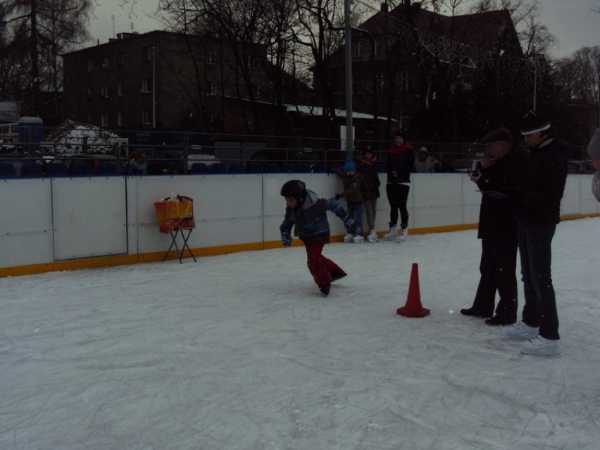 Dzieci i młodzież rywalizowały na lodzie. Wypadków nie było, za to radości co niemiara [ZDJĘCIA]
