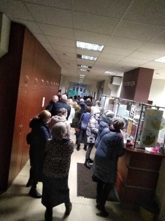 Kilkadziesiąt osób na raz zgromadziło się w środę, 26 stycznia, w Przychodni „Herby” przy ulicy 1 maja w Kielcach w celu rejestracji do lekarza. Zapisanych została jedynie połowa, a jeden z pacjentów nie kryje oburzenia zaistniałą sytuacją.