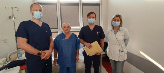 Na zdjęciu pan Mariusz wraz z chirurgami - dr. Markiem Nowakiem (po lewej) i dr. Maciejem Skrzypkiem (po prawej)