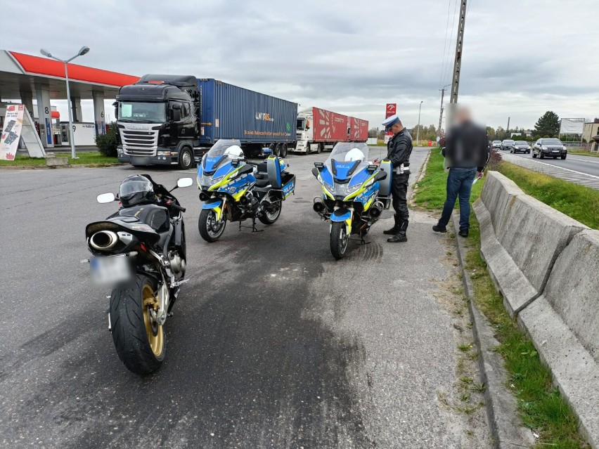 Wobec motocyklisty zatrzymanego w Gomulinie policjanci...