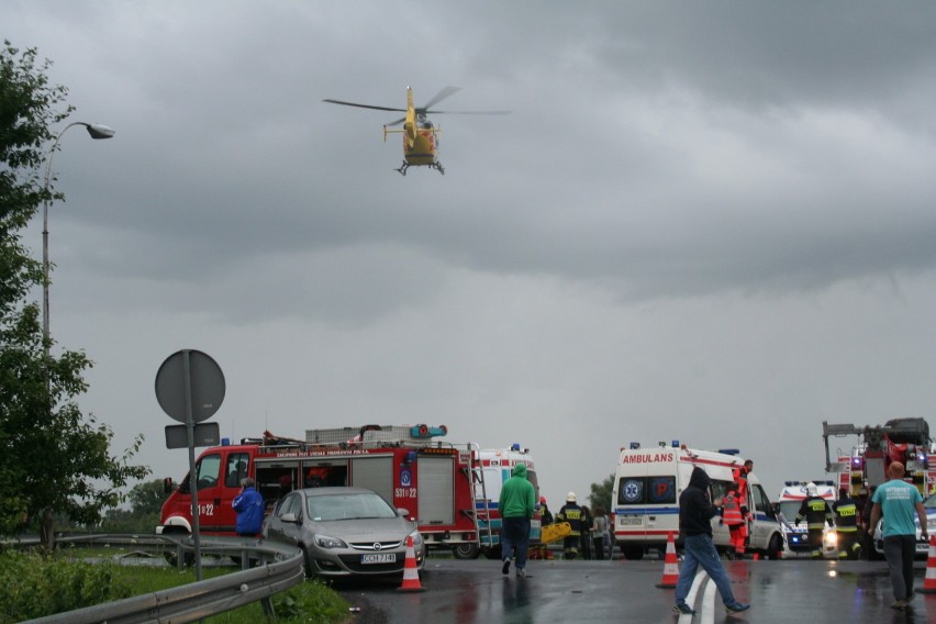 Wypadek autobusu PKS Łódź koło Świecia. Autobus spadł ze skarpy. Są ranni! [ZDJĘCIA]