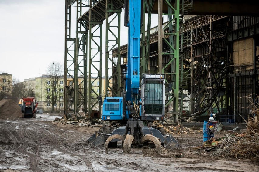 Trwa wyburzanie budynków fabryki Makrum na osiedlu Leśnym w...