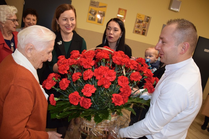 Setne urodziny mieszkanki gminy Sieradz Stanisławy Glapińskiej ZDJĘCIA