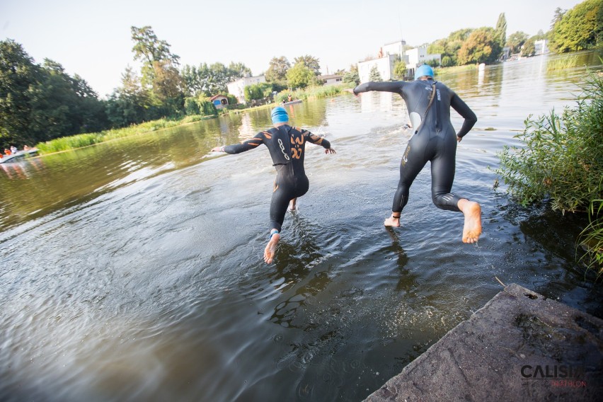 Calisia Triathlon. W niedzielę płyną, jadą i biegną triatloniści. Uwaga na utrudnienia! ZDJĘCIA, MAPY 