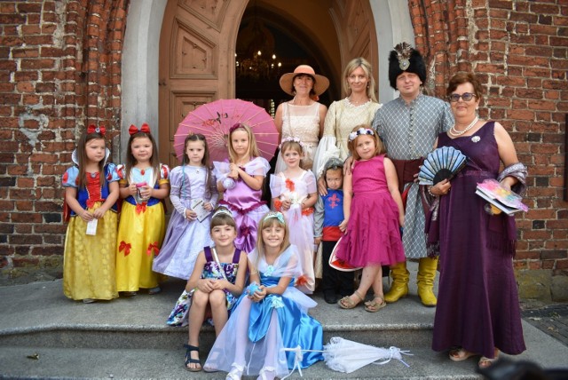 W czasie czterech spotkań dziewczynki wraz ze swoimi babciami uszyły sukienki na bal, które zaprezentowały podczas corocznego Pochodu Księżniczek