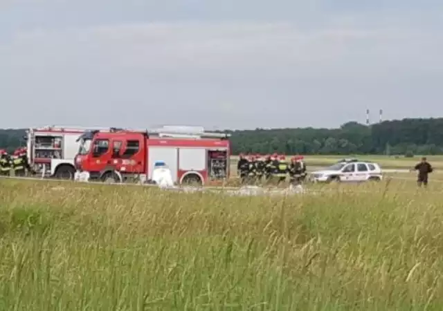 Na lotnisku Muchowiec w Katowicach awionetka po wylądowaniu, z niewiadomych przyczyn stanęła w płomieniach.

Jak dowiedzieliśmy się od dyżurnego wojewódzkiej straży pożarnej w Katowicach, dwaj mężczyźni - pilot wraz z pasażerem, opuścili maszynę o własnych siłach. Informacje te potwierdził także nadkom. Tomasz Gogolin z Komendy Miejskiej Policji w Katowicach. Pilotujący maszynę i pasażer zdążyli w porę uciec. Na szczęście nic poważnego im się nie stało.