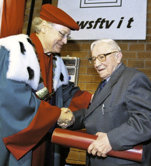 Mistrzowi Tadeuszowi Różewiczowi akt przyznający tytuł doktora honoris causa PWSFTviT wręczył rektor prof. Robert Gliński.