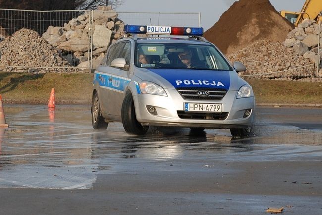 Rajdowcy i instruktorzy jazdy uczyli policjantów jazdy w trudnych warunkach