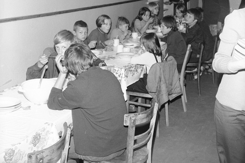 W czasach PRL-u przyjęto plan dożywiania dzieci w szkołach....