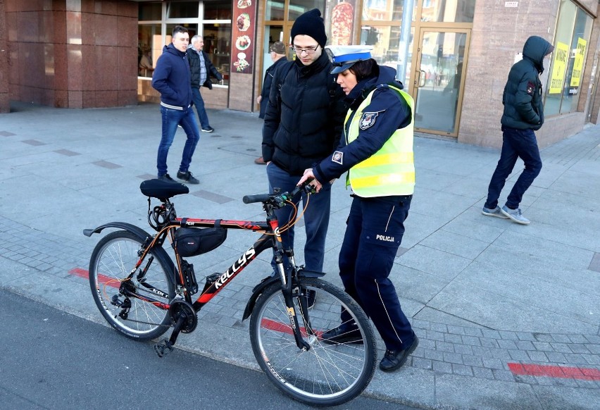 Rowerowy dzień wiosny w Szczecinie. Policjanci kontrolowali cyklistów [ZDJĘCIA]