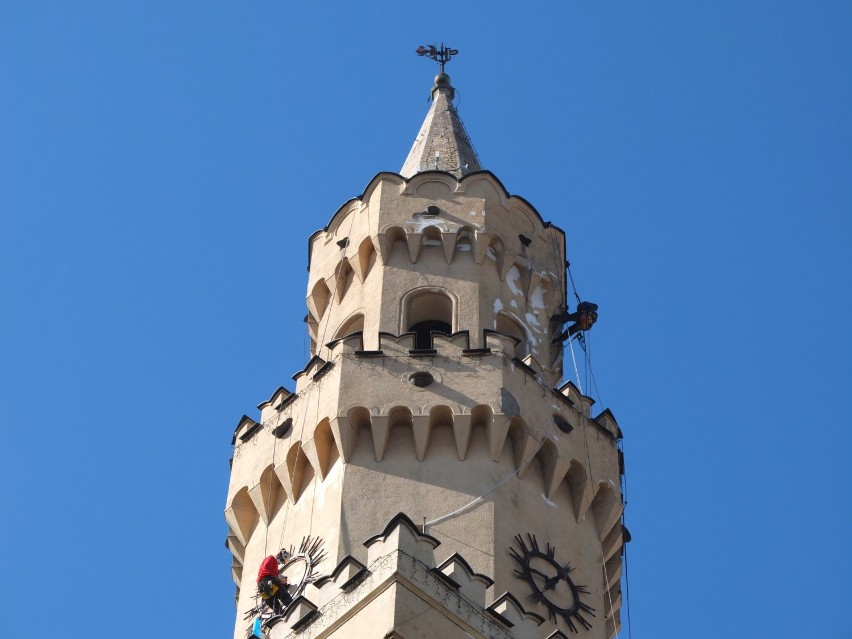 Wielkie czyszczenie wieży ratusza w Opolu