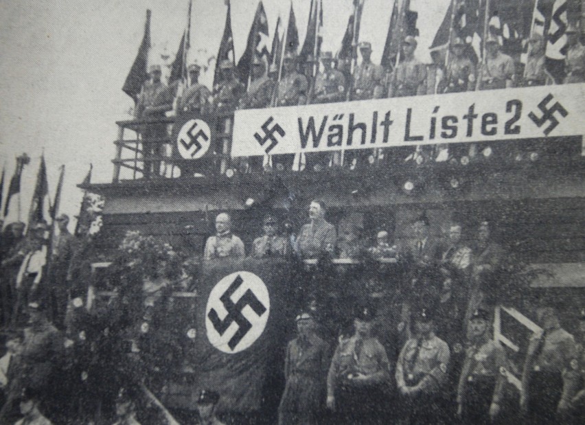 Adolf Hitler przemawia z trybuny stadionu w wałbrzyskiej...