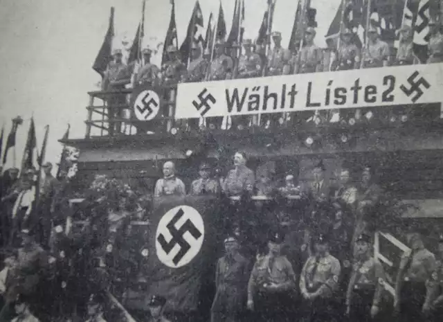 Adolf Hitler przemawia z trybuny stadionu w wałbrzyskiej dzielnicy Nowe Miasto