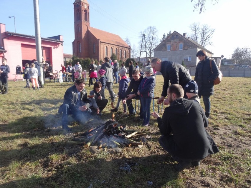Kąkolewo: mieszkańcy Kąkolewa koło Grodziska powitali dziś wiosnę. Było palenie marzanny, ognisko i zabawy dla dzieci 