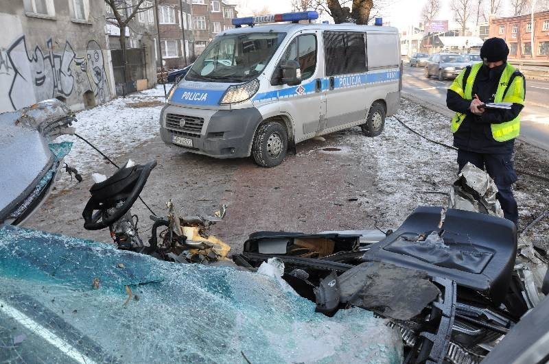 Gdańsk: Samochód marki BMW uderzył w drzewo. Były utrudnienia na Alei Grunwaldzkiej