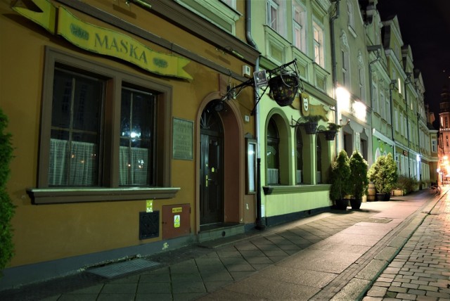 Koronawirus w Opolu. Puste ulice i ciemne lokale w centrum miasta w sobotę wieczorem. Na zdjęciu: rynek.