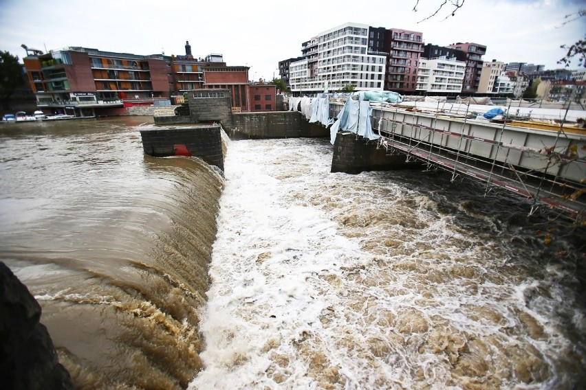 Woda na ulicach, nie ma wjazdu do miasta. Kulminacyjna fala powodziowa we Wrocławiu (ZDJĘCIA) 