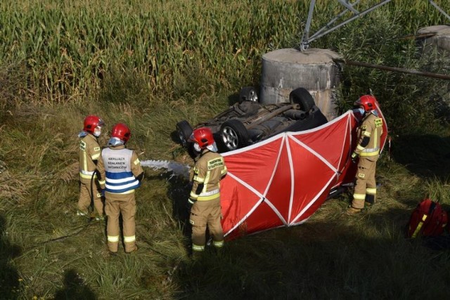 Sobota 15 sierpnia nie rozpoczyna się dobrze. Około godz. 8.17 straż pożarna w Śremie poinformowana została o samochodzie osobowym, który dachował na obwodnicy miasta. Wypadek na DW 434 okazał się śmiertelny. Kierowcą samochodu był młody mężczyzna z powiatu kaliskiego.

Śrem: śmiertelny wypadek na drodze DW 434. Samochód dachował na obwodnicy Śremu