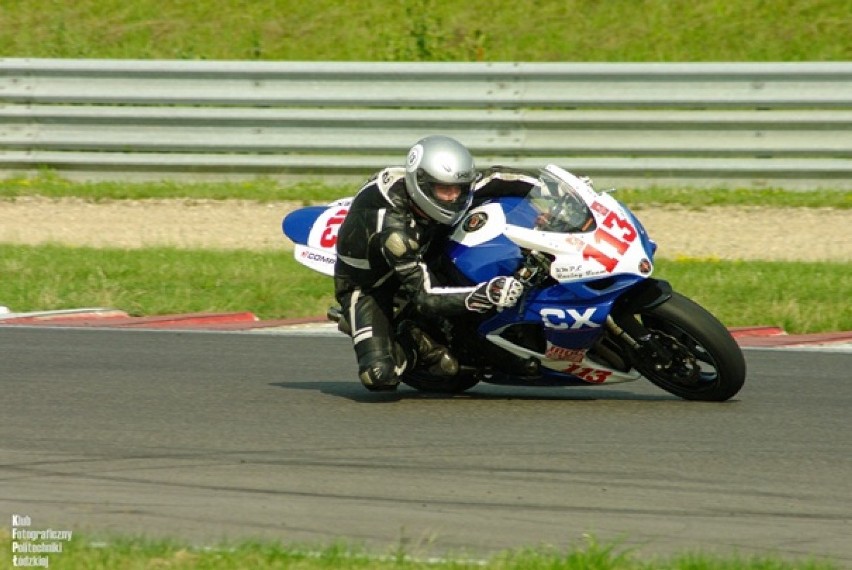 Studenci Politechniki Łódzkiej rozwijają swoją motocyklowe pasją.