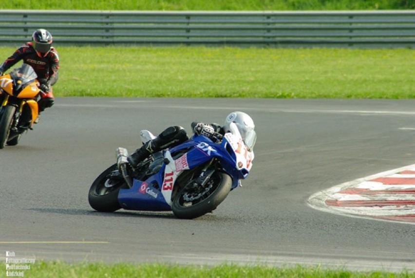 Studenci Politechniki Łódzkiej rozwijają swoją motocyklowe pasją.