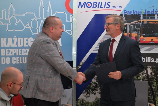 Na zdjęciu, od lewej, Krzysztof Balawejder, prezes MPK Wrocław i Dariusz Załuska, prezes firmy Mobilis.