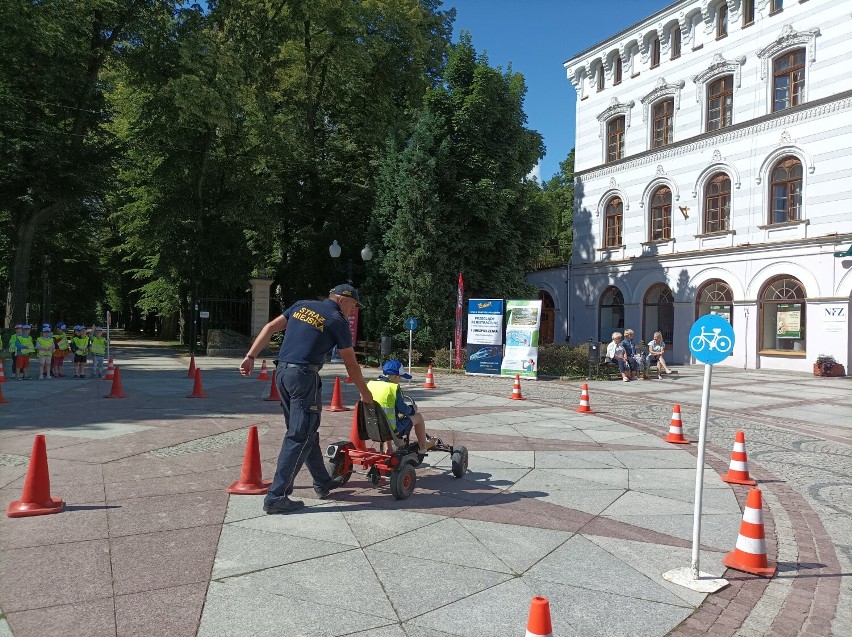 Festyn "Bezpieczne wakacje 2022" tym razem zagościł na Placu Piastowskim w Cieplicach