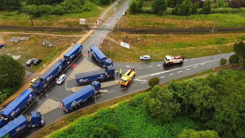 Pojazdy ciężarowe zablokowały przejazd przez skrzyżowanie w Kołobrzegu [ZDJĘCIA]