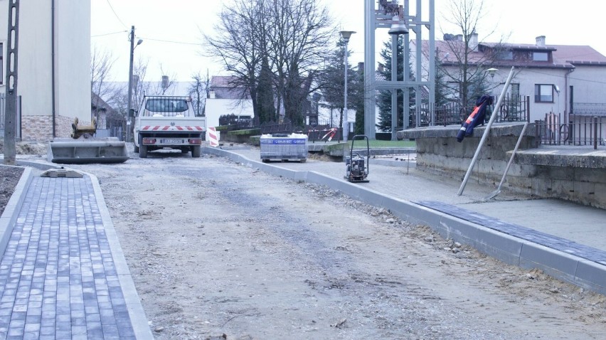 Ruszyły prace remontowe na ulicy Ogrodowej w Staszowie. Zobacz zdjęcia i wideo