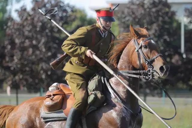 W 100. rocznicę wybuchu zwycięskiego Powstania Wielkopolskiego miłośnicy historii odtworzyli jego przebieg. W sobotę, 6 października, podczas 3. Zlotu Historycznego "Na Polu Chwały 1920" poznaniacy pokazali wygląd, wyposażenie i uzbrojenie jakiego Wielkopolanie używali w decydującej fazie powstania oraz w późniejszej wojnie polsko-bolszewickiej. 

Rekonstrukcji na terenie Ośrodka Wielkopolskiego Towarzystwa Krzewienia Kultury Fizycznej towarzyszyły pokazy dynamiczne artylerii, samochodów pancernych i kawalerii z lat 1919-1920. Widzów częstowano także grochówką wojskową. Zobaczcie zdjęcia z rodem sprzed stu lat!