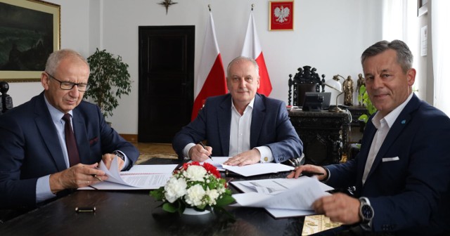 Dariusz Drelich, wojewoda pomorski podpisał umowę o dofinansowaniu remontu dróg powiatowych z Bogdanem Łapą, starostą kartuskim.