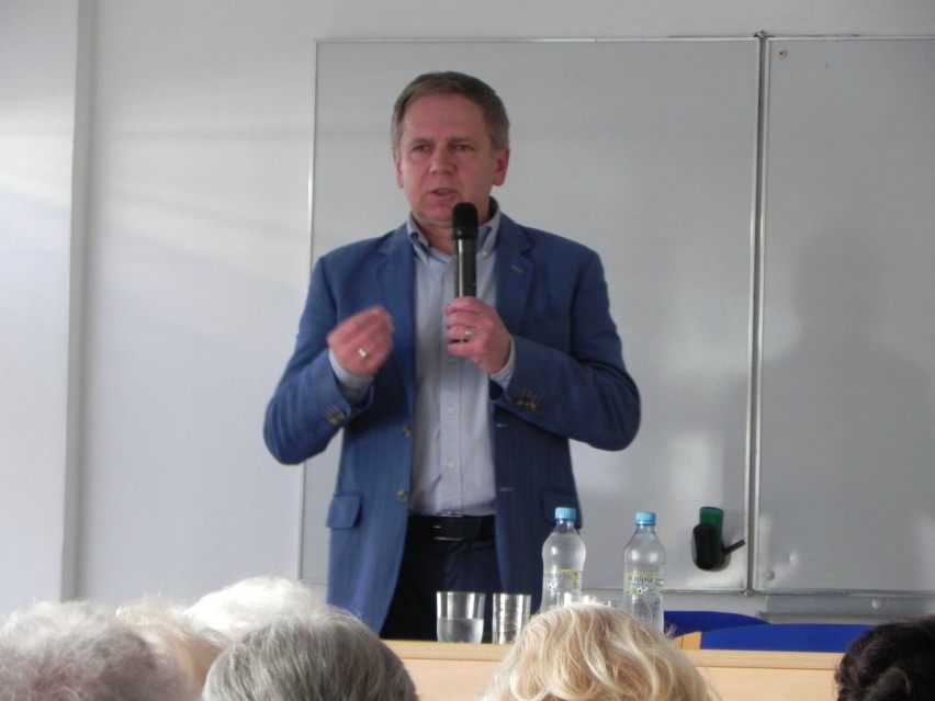 Andrzej Nowak, dziennikarz, reportażysta na spotkaniu w UTW...