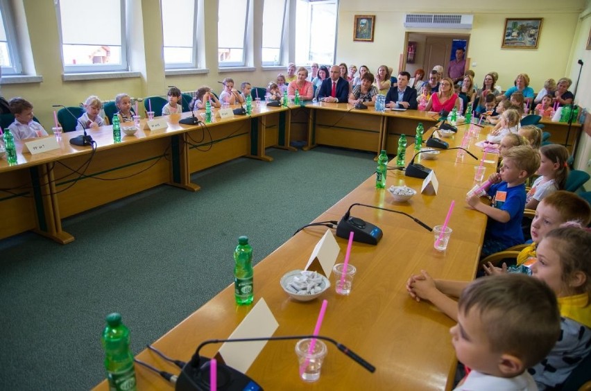 Dzień Dziecka w Ostrowcu. Przedszkolaki w roli miejskich radnych